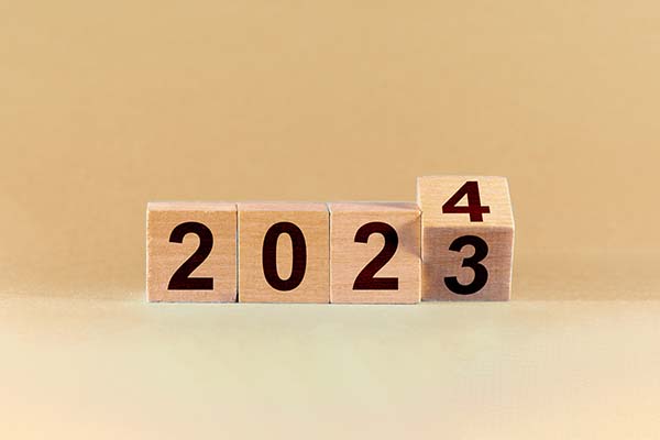 Concepto del final de 2023 y el nuevo comienzo en 2024. Cambio de 2023 a 2024 en cubos de madera